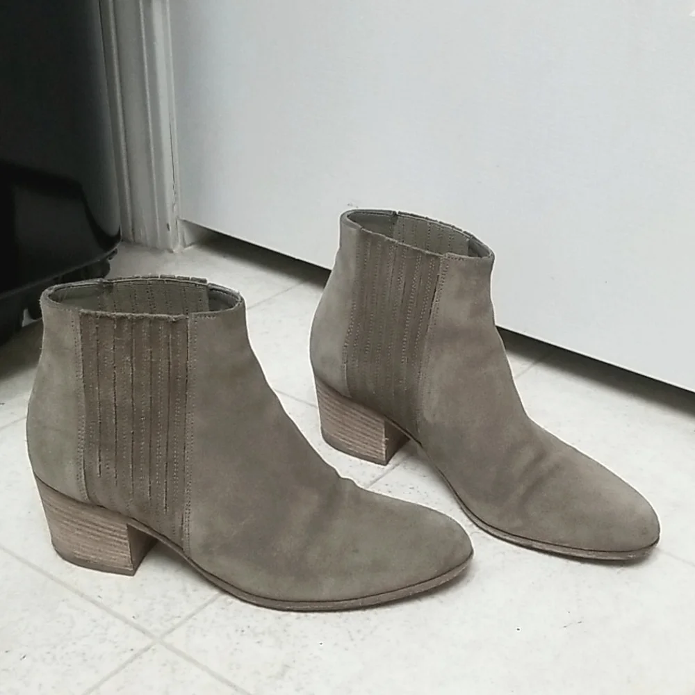 [Like NEW] VINCE suede ankle booties gray haider pull on chelsea boot Size 6